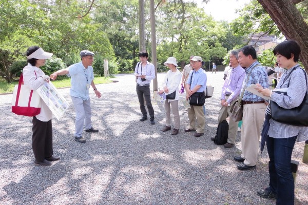 5729-田村さんの案内京都御苑ツアー　取材者のお二人.jpg